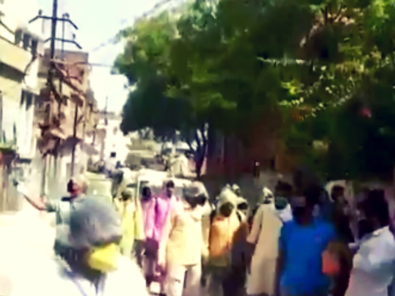 कई जगहों पर सफाई कर्मचारियों के साथ हो रही बदतमीजी के बीच बिहार से दिल छू लेने वाला वीडियो आया